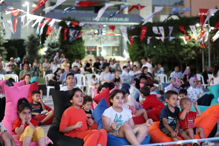 Bayrampaşa’da çocuklara özel açık havada sinema keyfi devam ediyor