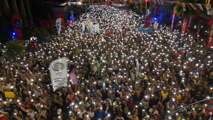 10 binler Beyoğlu’na aktı: “İnan Güney suçsuzdur, İnan Güney onurumuzdur”