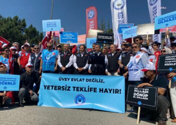Memurlar iş bıraktı… Kamu-Sen Genel Başkanı Önder Kahveci: “Bize masa başı rakam değil, alın terimizin karşılığı olan rakam gerekiyor”