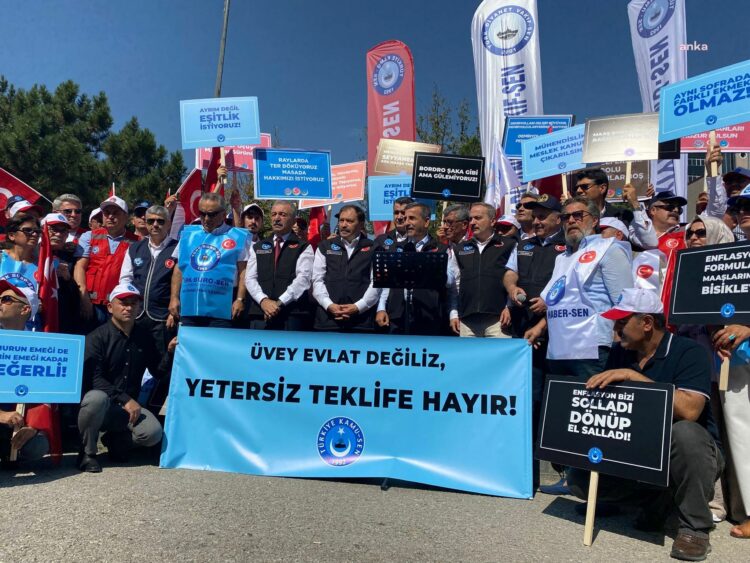 Memurlar iş bıraktı… Kamu-Sen Genel Başkanı Önder Kahveci: “Bize masa başı rakam değil, alın terimizin karşılığı olan rakam gerekiyor”