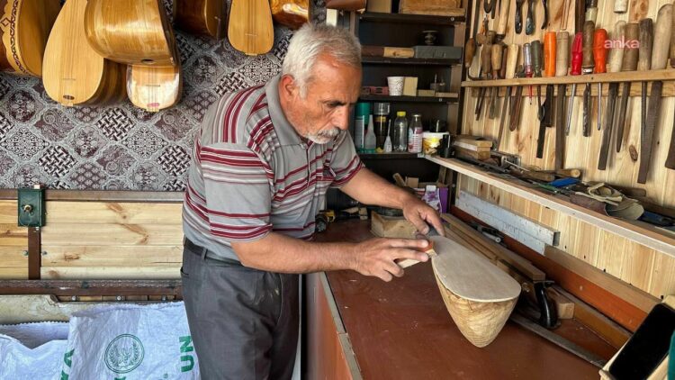 Adıyaman Belediyesi’nden 6 Şubat’ta atölyesi yıkılan bağlama ustasına destek
