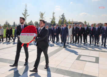 CHP 102 yaşında… CHP heyeti, Devlet Mezarlığı’nı ziyaret etti