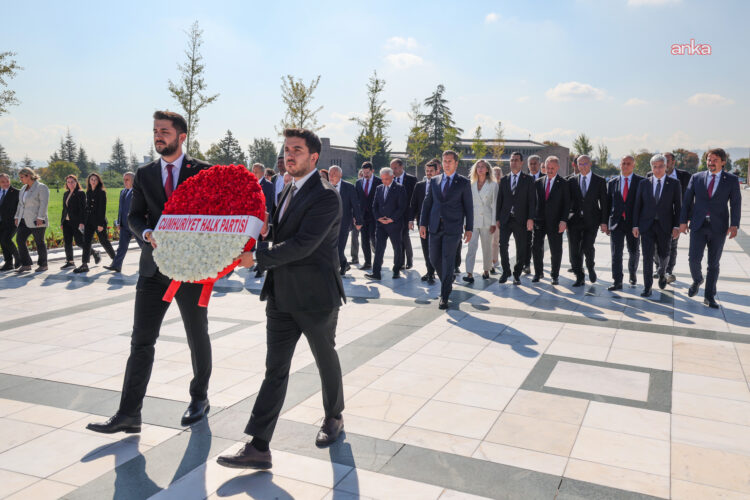 CHP 102 yaşında… CHP heyeti, Devlet Mezarlığı’nı ziyaret etti