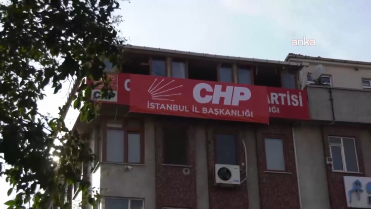 Bahçelievler’deki binaya CHP İstanbul İl Başkanlığı yazısı asıldı