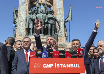 Özgür Özel Taksim’de:” Partiye zarar vermek isteyeni kardeşim olsa affetmem”