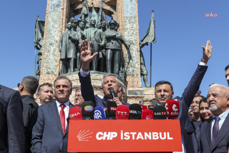 Özgür Özel Taksim’de:” Partiye zarar vermek isteyeni kardeşim olsa affetmem”