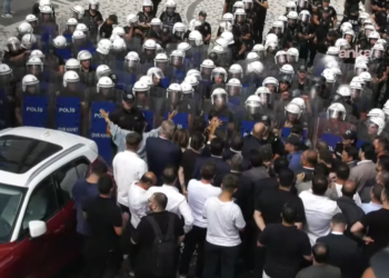 CHP binası ablukada! Polisle vatandaşlar arasında arbede çıktı