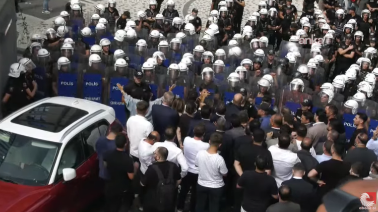 CHP binası ablukada! Polisle vatandaşlar arasında arbede çıktı