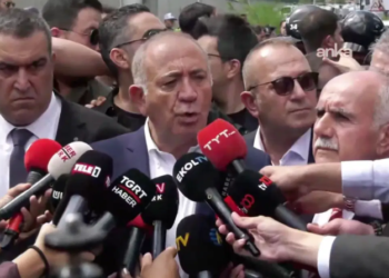 Gürsel Tekin’den, CHP İstanbul İl Başkanlığı önünde ilk açıklama