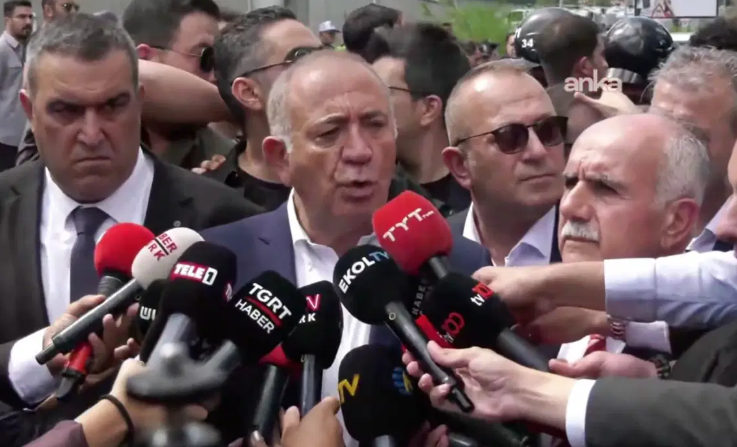 Gürsel Tekin’den, CHP İstanbul İl Başkanlığı önünde ilk açıklama