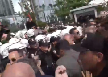 Kayyum Gürsel Tekin polis zoruyla il binasına girdi