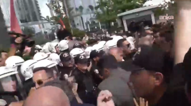 Kayyum Gürsel Tekin polis zoruyla il binasına girdi