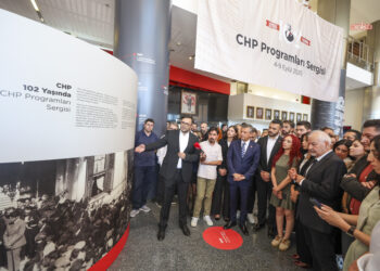 Özgür Özel, Genel Merkez’de kurulan “CHP Programları Sergisi”ni gazetecilerle gezdi
