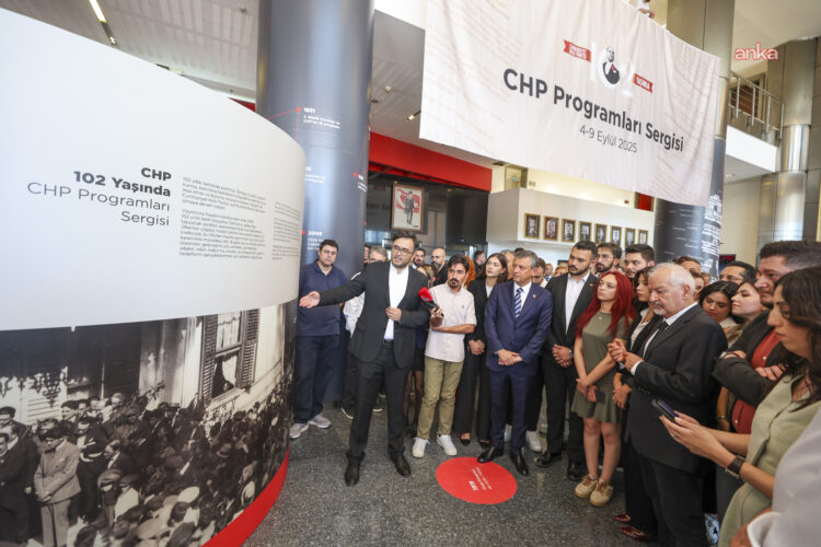 Özgür Özel, Genel Merkez’de kurulan “CHP Programları Sergisi”ni gazetecilerle gezdi