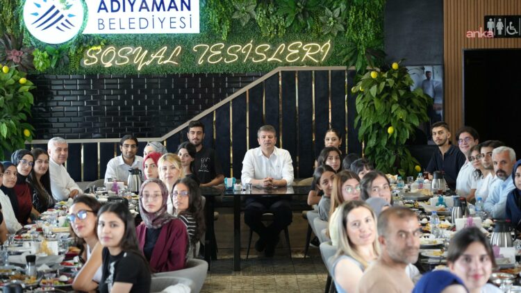 Adıyaman Belediye Başkanı Tutdere, üniversite sınavına AKEM’de hazırlanan gençlerle buluştu