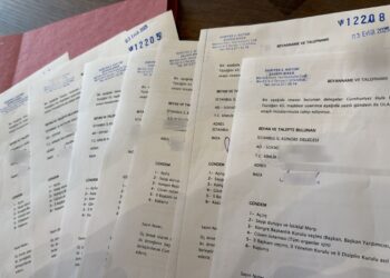 CHP İstanbul İl Kongresi delegeleri, olağanüstü kongrenin toplanması talebiyle noterde imza veriyor