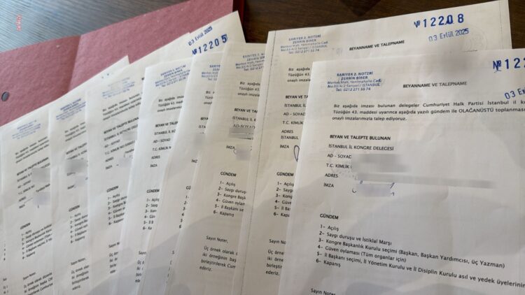 CHP İstanbul İl Kongresi delegeleri, olağanüstü kongrenin toplanması talebiyle noterde imza veriyor