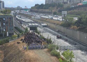 CHP İstanbul İl Başkanlığı’ndaki yurttaşlara ve milletvekillerine biber gazıyla müdahale edildi