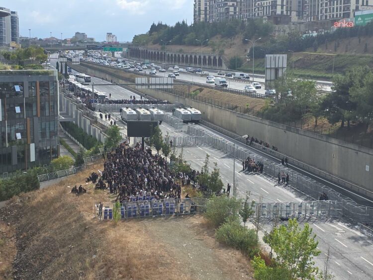 CHP İstanbul İl Başkanlığı’ndaki yurttaşlara ve milletvekillerine biber gazıyla müdahale edildi