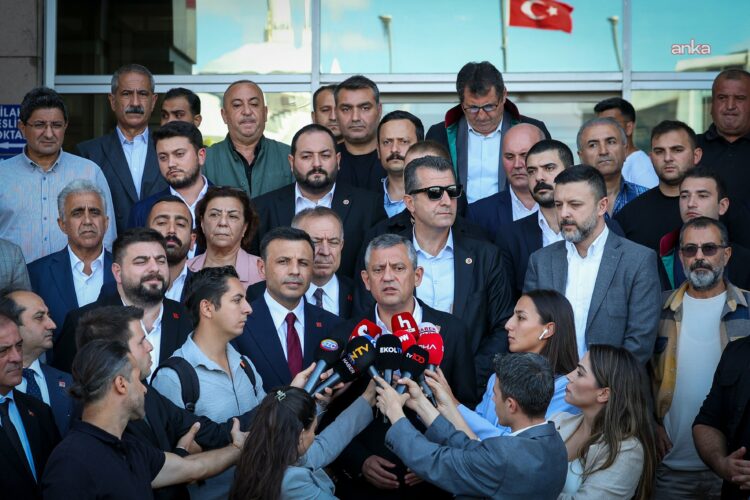 Özgür Özel’den, Erdoğan’a: ‘Trump’a ayarı ver, seni karşılayıp elini sıkacağım!’