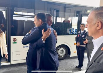 Özgür Özel, İstanbul’da… Özgür Çelik, Özel’i havalimanında karşıladı