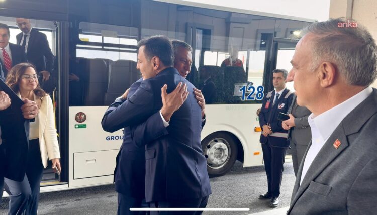 Özgür Özel, İstanbul’da… Özgür Çelik, Özel’i havalimanında karşıladı