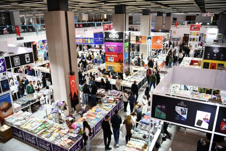 1. Balıkesir Kitap Fuarı, yoğun ilgiyle devam ediyor