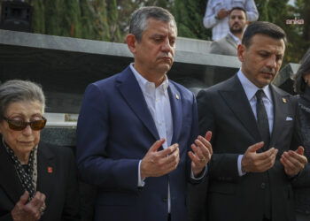 Erdal İnönü ölüm yıl dönümünde mezarı başında anıldı
