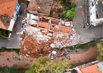 Balıkesir Sındırgı’daki depremin etkisi ile yıkılan binalar görüntülendi
