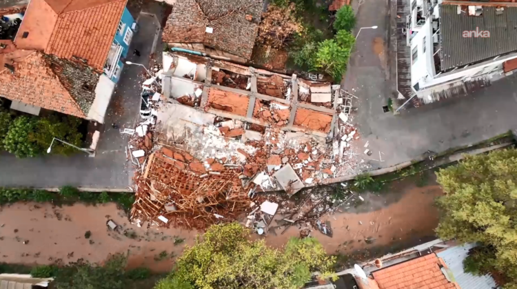 Balıkesir Sındırgı’daki depremin etkisi ile yıkılan binalar görüntülendi