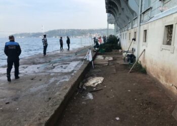 İBB ekipleri, Üsküdar’da sahil yolunu kapatan bariyerleri söktü