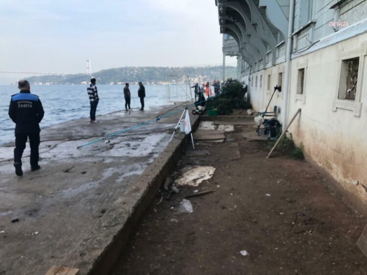 İBB ekipleri, Üsküdar’da sahil yolunu kapatan bariyerleri söktü