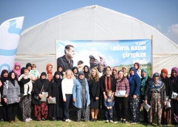 Balıkesir Büyükşehir Belediyesi’nden kadın çiftçilere marul fidesi ve sıvı gübre desteği