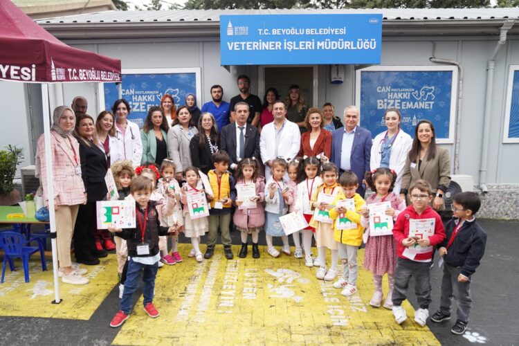 Beyoğlu’nda minik kalpler, barınaktaki can dostlarımızla buluştu