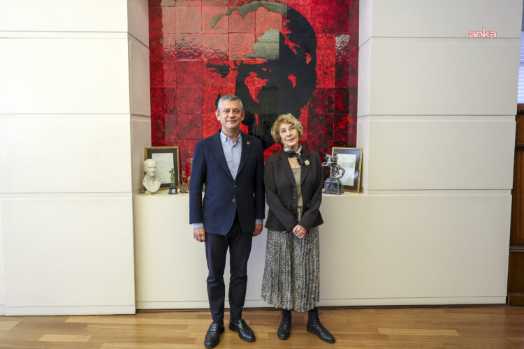 Yazar Ayşe Kulin, CHP’ye katıldı