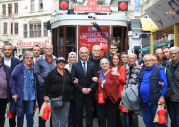 İETT’den Dünya Yaşlılar Günü’nde anlamlı ziyaret