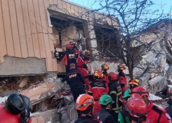Gebze’de çöken binada 2 kişinin daha cansız bedenine ulaşıldı