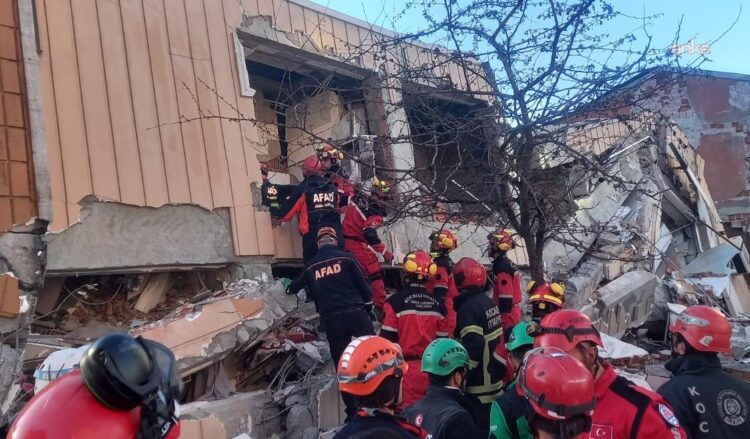 Gebze’de çöken binada 2 kişinin daha cansız bedenine ulaşıldı