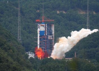 Çin, Uzun Yürüyüş-3B taşıyıcı roketiyle yeni bir uyduyu başarıyla fırlattı