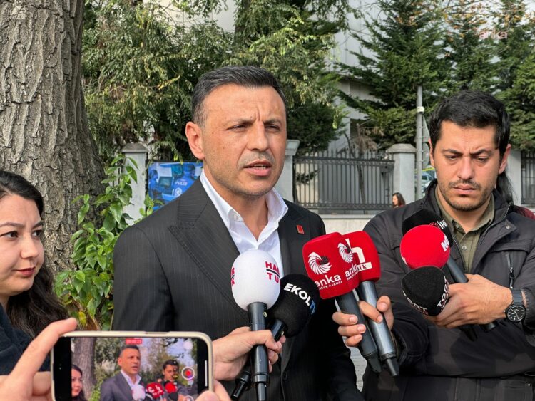 Özgür Çelik: “Toplumun, gazetecilerin önüne korku duvarları örmek istiyorlar”