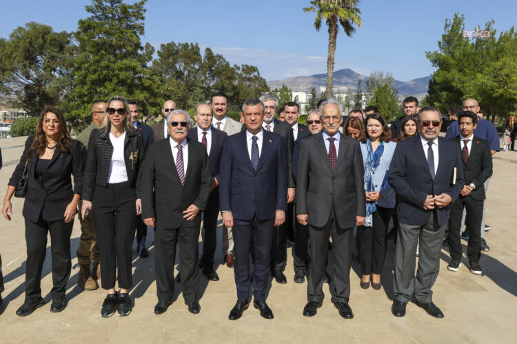 Özgür Özel, KKTC’de Fazıl Küçük ve Rauf Denktaş’ın mezarlarını ziyaret etti…