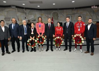 Balıkesir Büyükşehir Belediye Başkanı Akın, milli sporcuları ağırladı