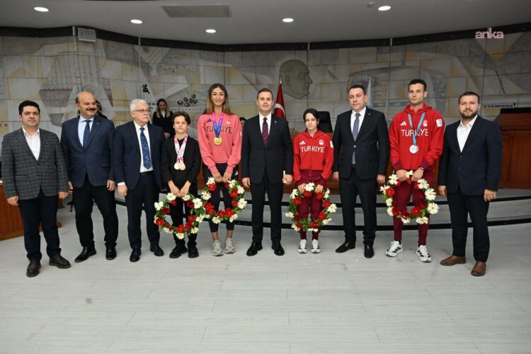 Balıkesir Büyükşehir Belediye Başkanı Akın, milli sporcuları ağırladı