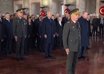 Devlet erkanı, Anıtkabir’de Ata’nın huzuruna çıktı