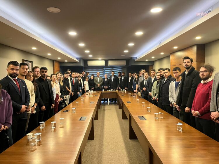 CHP Gençlik Kolları, KYK yurdundan çıkarılan öğrencilerle görüştü