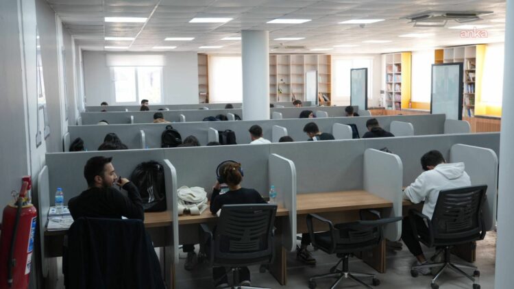 Adıyaman Belediyesi’nin Yaşayan Kütüphanesi’ne öğrencilerden yoğun ilgi