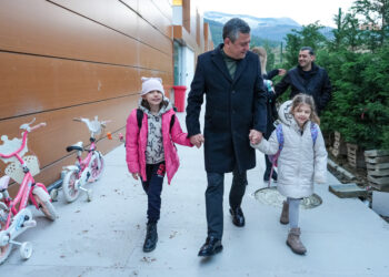 Özgür Özel, Ferdi Zeyrek’in kızları Elif ve Zeynep’i okula götürdü