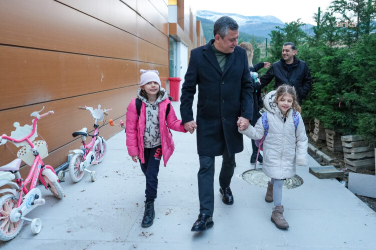 Özgür Özel, Ferdi Zeyrek’in kızları Elif ve Zeynep’i okula götürdü