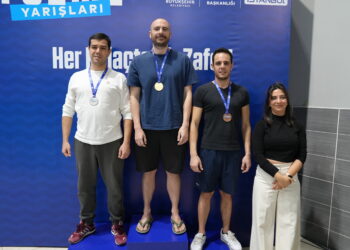 Her yaştan yüzücü şampiyonluk için kulaç attı