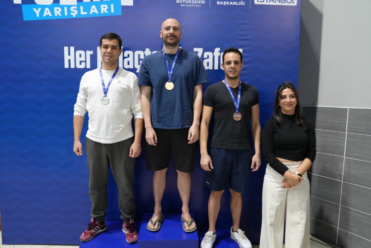 Her yaştan yüzücü şampiyonluk için kulaç attı